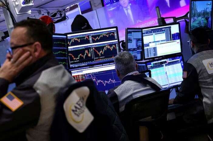 هراس از هوش مصنوعی بازار سهام آمریکا را لرزاند؛ خروج سرمایه از صنایع سنتی / هوش مصنوعی , بازار سهام آمریکا , سرمایهگذاری , افت سهام , اختلال فناوری