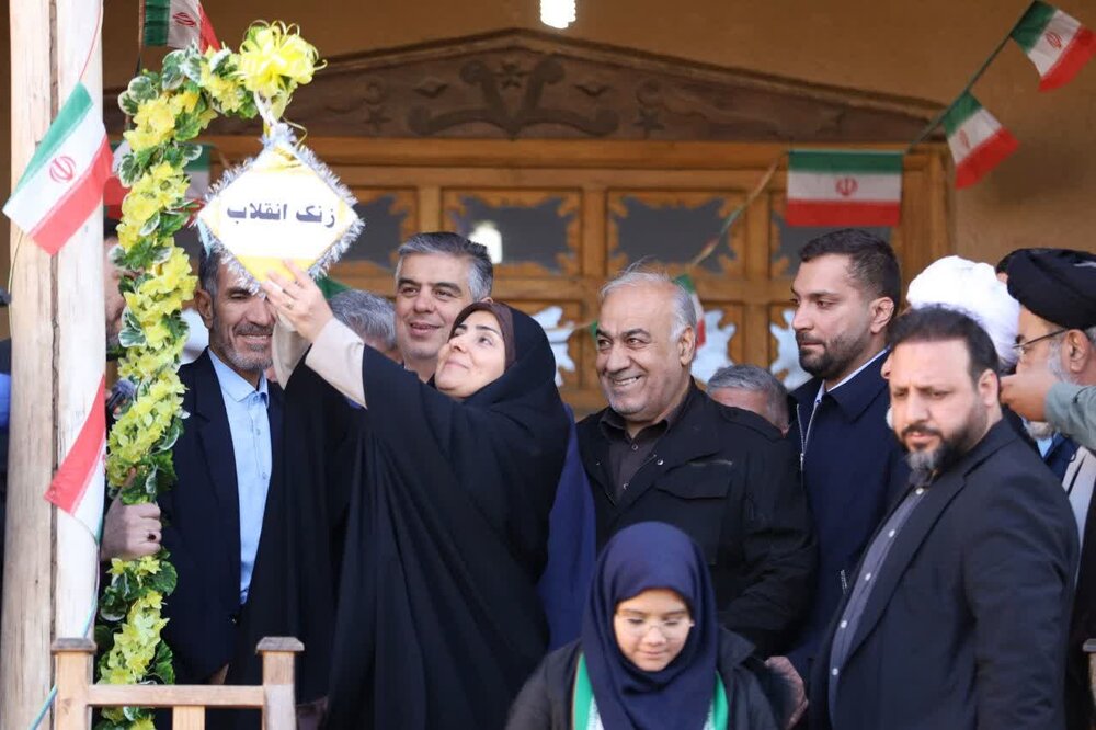 زنگ انقلاب در بیت تاریخی امام خمینی(ره) نواخته شد / امام خمینی , زنگ انقلاب , فرزانه صادق مالواجرد , نهضت ملی مسکن , استان مرکزی