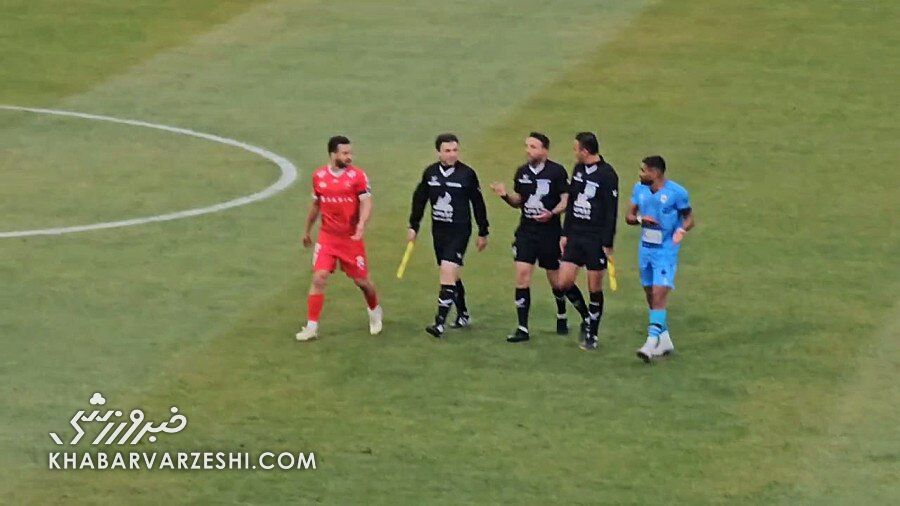 درگیری کلامی کاپیتانهای پرسپولیس و چادرملو در نیمه اول / پرسپولیس , چادرملو , سروش رفیعی , سعید محمدیفر , درگیری کلامی
