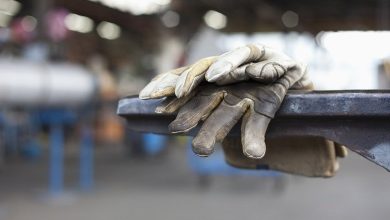 دستمزد کارگران تا خط فقر فاصله دارد؛ افزایش ۷۰ درصدی هم کافی نیست / دستمزد کارگران , خط فقر , سبد معیشت , تورم , شورای عالی کار