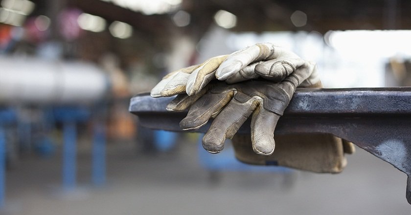 دستمزد کارگران تا خط فقر فاصله دارد؛ افزایش ۷۰ درصدی هم کافی نیست / دستمزد کارگران , خط فقر , سبد معیشت , تورم , شورای عالی کار