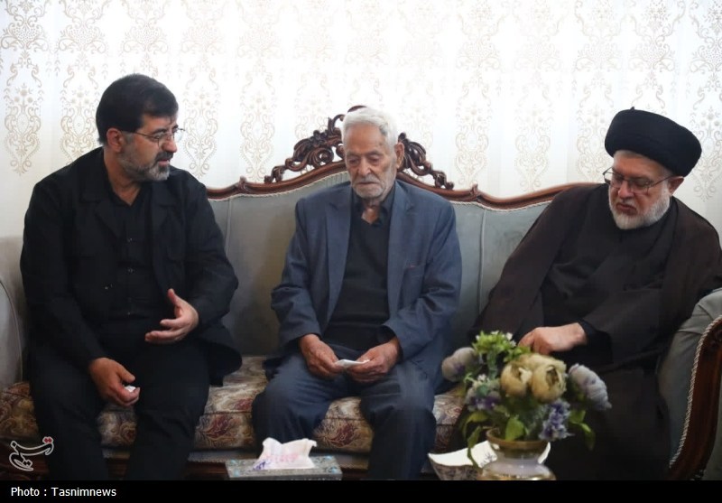 حضور مسولان قم در منزل پدری سرلشکر شهید موسوی / اخبار قم - اخبار استانها