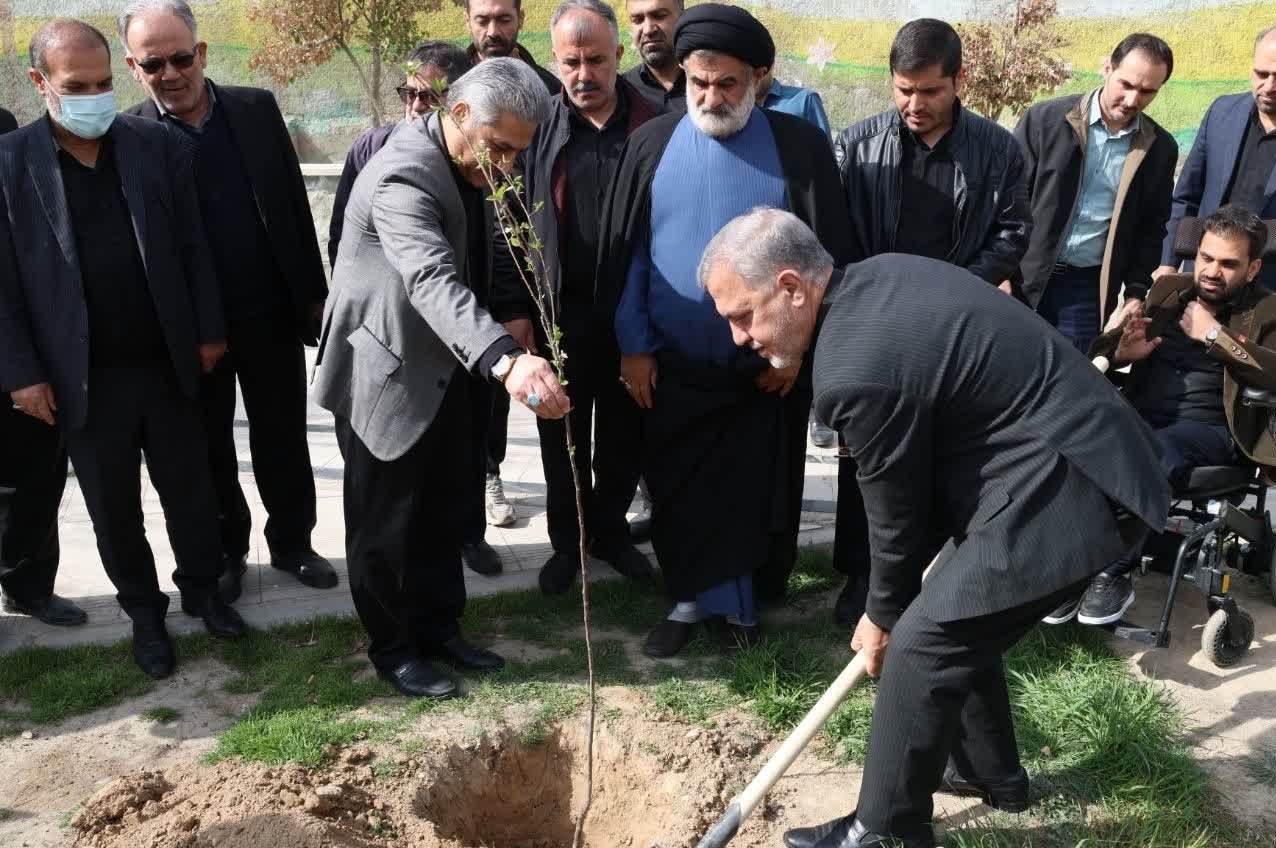 به یاد رهبر شهید؛ کاشت و اهدای 2 هزار نهال در بهارستان / اخبار استان تهران - اخبار استانها