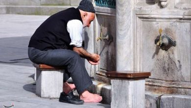 احکام شرعی به فتوای امام شهید|حکم مسح هر دو پا به صورت همزمان چیست؟ / اخبار قم - اخبار استانها