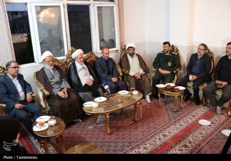 دیدار رئیس عقیدتی سیاسی فرماندهی کل قوا با خانواده 2 شهید / اخبار زنجان - اخبار استانها
