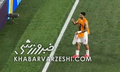 طارمی در پایان بازی ایران و نیوزیلند، پیراهنش را به هوادار اهدا کرد / مهدی طارمی , تیم ملی فوتبال ایران , هواداران , فوتبال , نیوزیلند