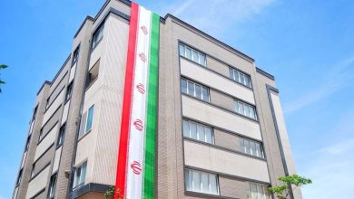 ساختمان با پرچم سهرنگ ایران در آسمان آبی / پرچم ایران , ساختمان , آسمان آبی , معماری , نمای خارجی