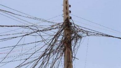 رهاشدگی سیمها در تیرهای برق؛ زنگ خطری برای شهروندان / سیم , تیر برق , خطر , شهر , ایمنی