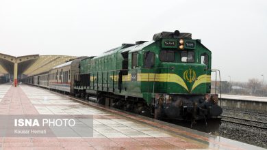 قطار سبز رنگ در ایستگاه / قطار , ایستگاه , راه آهن , حمل و نقل , تصویر