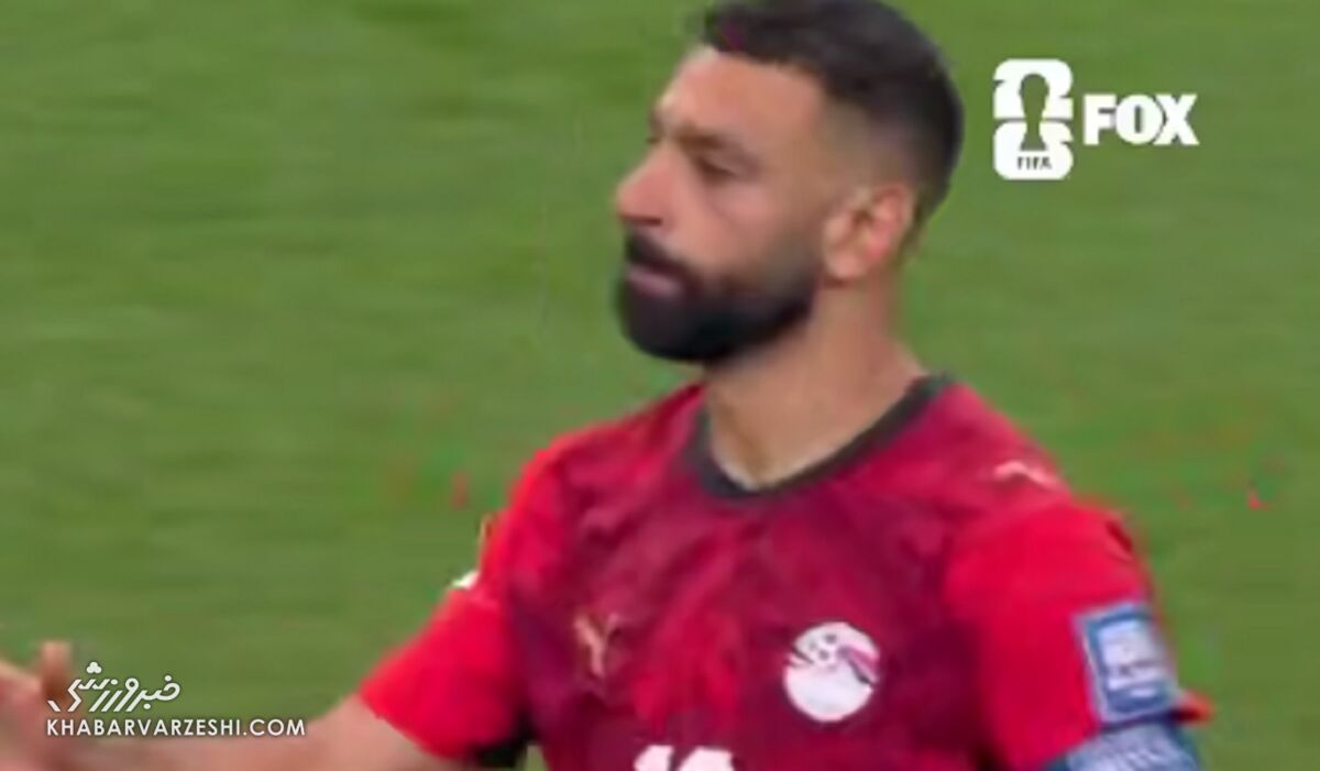 صلاح پس از پیروزی مصر، بازیکنان استرالیا را دلداری داد / محمد صلاح , تیم ملی مصر , تیم ملی استرالیا , جوانمردی , فوتبال