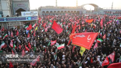 الجزیره: پرچمهای سرخ در تشییع رهبر شهید یک نماد خاص است