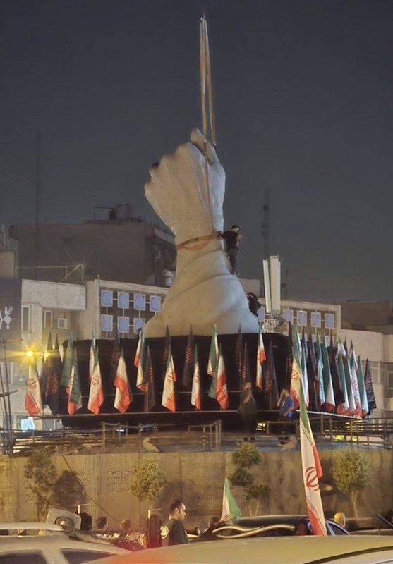 نصب نماد 'باید برخاست' در میدان انقلاب / اخبار سیاسی روز , اخبار سیاست داخلی