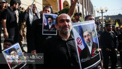 تلویزیون عربی: خیابانهای اطراف مصلی نیز مملو از جمعیت است