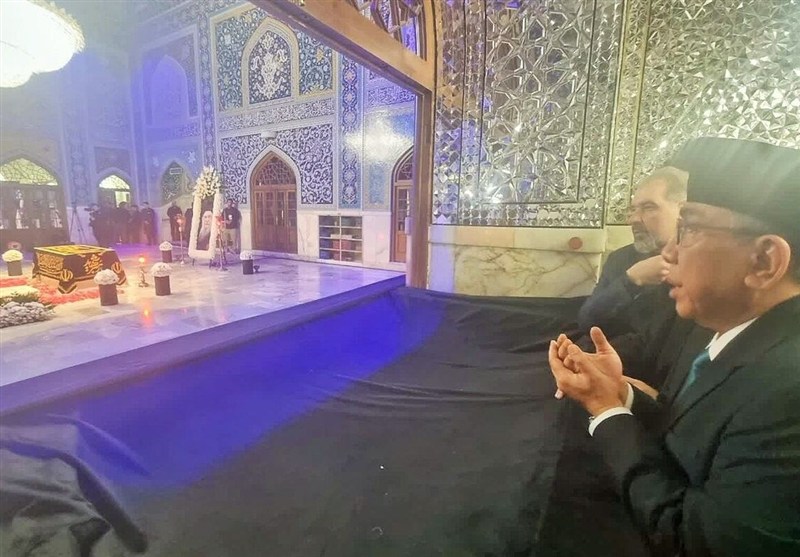 ادای احترام وزیر خارجه و رئیس مجلس اندونزی در مرقد قائد شهید ایران / اخبار خراسان رضوی - اخبار استانها