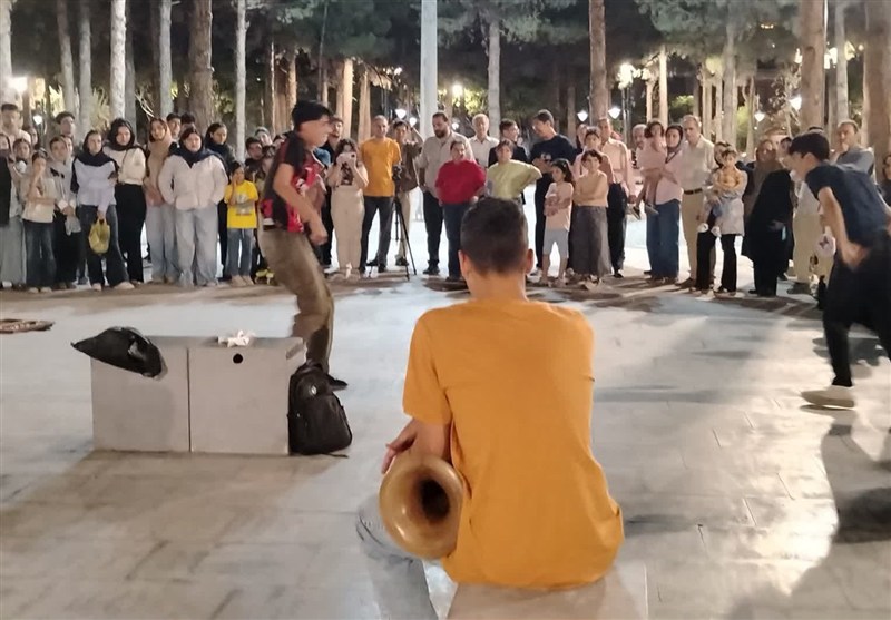 نمایش خیابانی«پهلوان اکبر» در بیرجند؛روایتی هنری از سقوط در دام اعتیاد / اخبار خراسان جنوبی - اخبار استانها