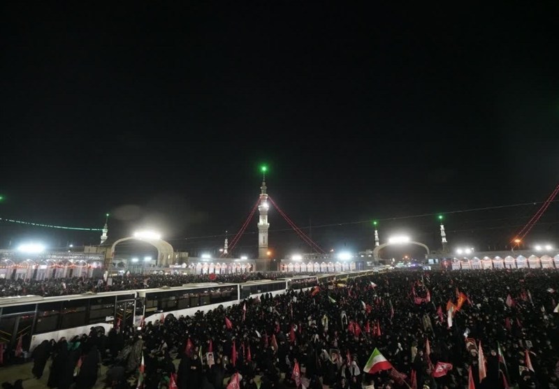مسجد جمکران ساعاتی پیش از آغاز مراسم تشییع امام شهید مملو از جمعیت شد / اخبار قم - اخبار استانها