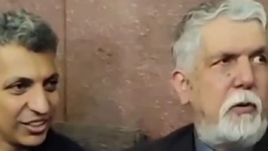 حواشی مراسم ختم اکبر عبدی؛ بوسیدن دست وزیر فرهنگ توسط عادل فردوسیپور / عادل فردوسی پور , عباس صالحی , وزیر فرهنگ , اکبر عبدی , مراسم ختم
