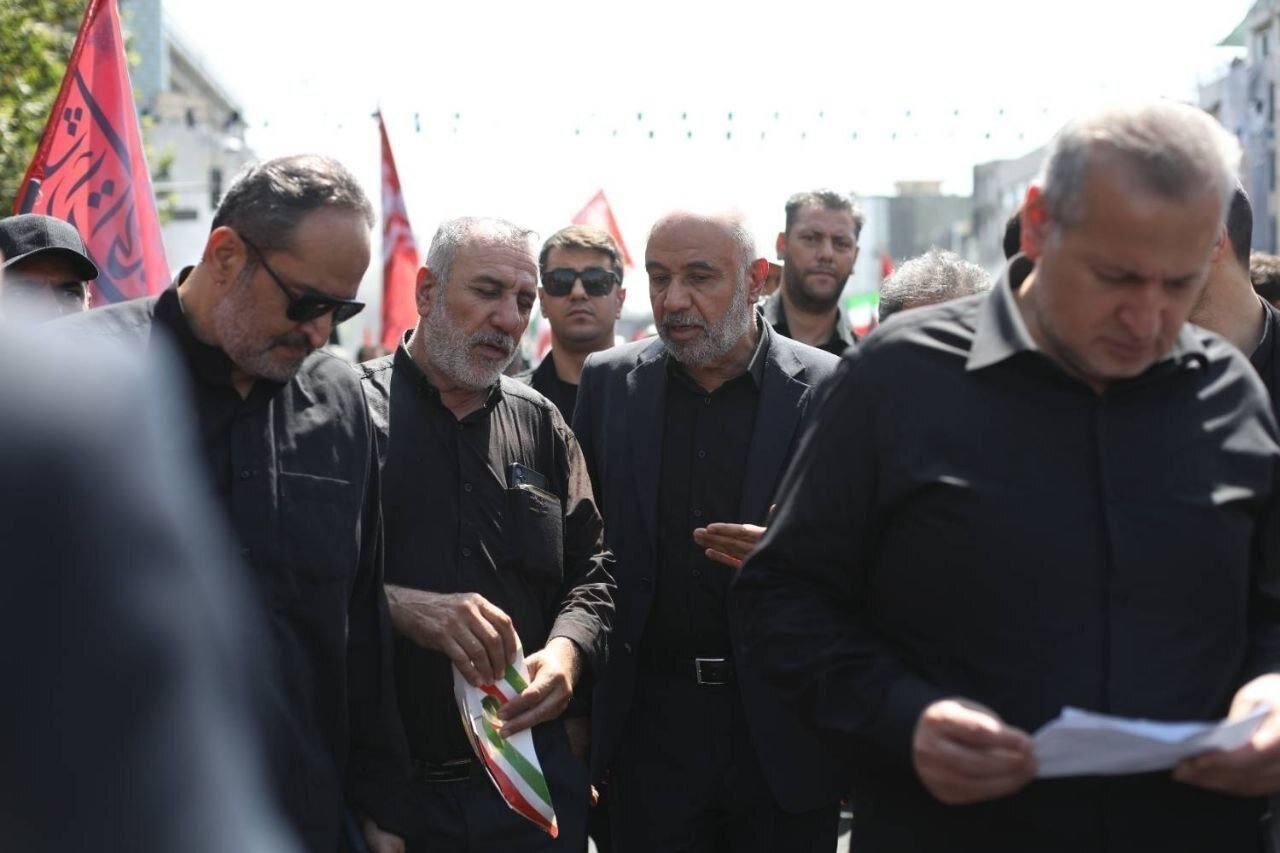 حضور وزیر کار در مراسم تشییع رهبر شهید انقلاب / وزیر کار , احمد میدری , مراسم تشییع , رهبر شهید , وزارت تعاون