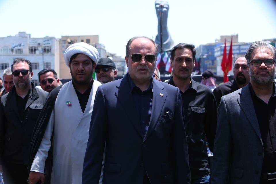 حضور وزیر جهاد کشاورزی در مراسم تشییع رهبر شهید / وزیر جهاد کشاورزی , غلامرضا نوری قزلجه , مراسم تشییع , رهبر شهید , مردم سوگوار