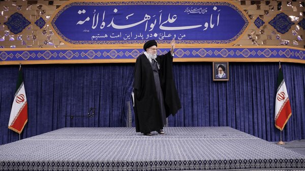 تاکید بر «تولید و اشتغال»؛ شاهبیت سخنرانیهای رهبر شهید / رهبر انقلاب , تولید , اشتغال , مشکلات اقتصادی , کارگاههای خرد