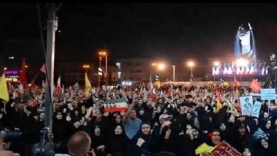 گزارش رسانه روس از میدان انقلاب و «یادمان مشت گره کرده»