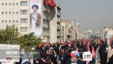 الجزیره: جمعیت انبوهی از مردم ایران در مراسم تشییع حاضر شدهاند