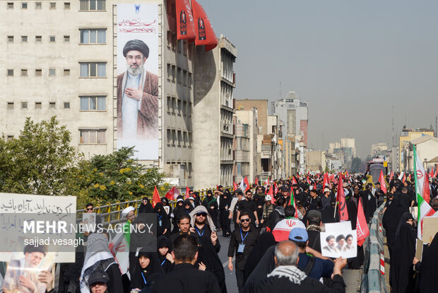 الجزیره: جمعیت انبوهی از مردم ایران در مراسم تشییع حاضر شدهاند