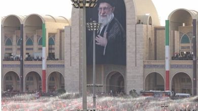 گاردین: سوگواری رهبر شهید در مصلای تهران آمیخته با شعارهای انتقام بود