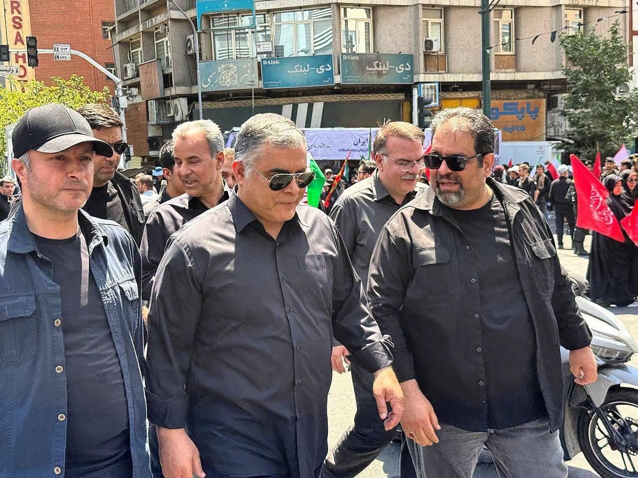 حضور وزیر نفت و معاونانش در مراسم تشییع رهبر شهید انقلاب / وزیر نفت , محسن پاکنژاد , مراسم تشییع , رهبر شهید , معاونان وزیر