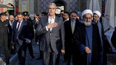 حضور سفیر عراق در مشهد مقدس و ادای احترام به مقام والای رهبر شهید+ عکس