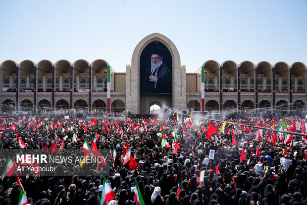 لوموند: دومین روز تشییع رهبر شهید با حضور گسترده عزاداران برگزار شد