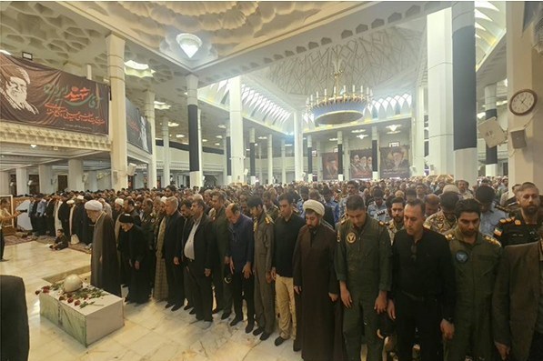اقامه نماز بر پیکر خلبان کاظمی در حرم شاهچراغ (ع) / اخبار فارس - اخبار استانها