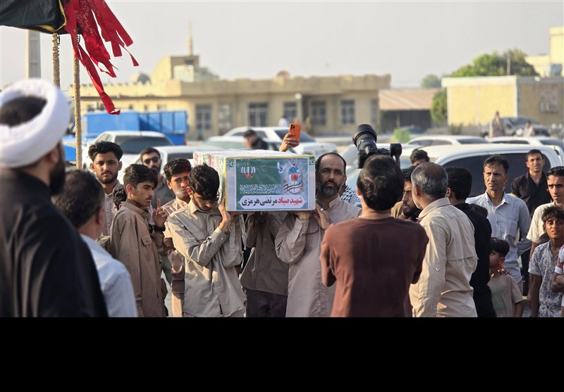 تشییع پیکر شهید مرتضی هرمزی صیاد اهلسنت هرمزگان در بندرکوهستک / اخبار هرمزگان - اخبار استانها