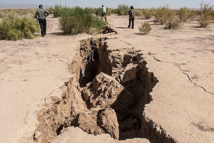 هشدار فرونشست زمین؛ یک میلیون حلقه چاه، ۴۵ درصد غیرمجاز / فرونشست زمین , چاه غیرمجاز , مدیریت منابع آب , سفرههای زیرزمینی , بحران آب
