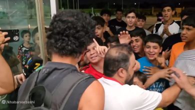 تصاویر جنجالی: حمله هواداران نوجوان فولاد به رامین رضاییان پس از بازی با استقلال / رامین رضاییان , فولاد خوزستان , استقلال , هواداران , فوتبال ایران