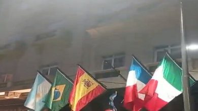 معترضان آرژانتینی پرچم آمریکا را پایین کشیدند+فیلم