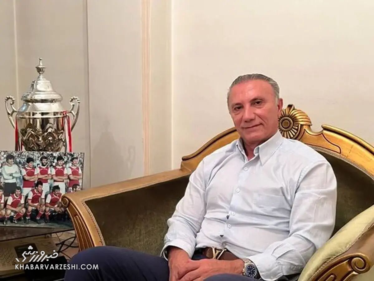 حضور حمید درخشان در جشن تولد پیشکسوت استقلال؛ رقابت دوستانه در میان رقبا / جواد قراب , حمید درخشان , استقلال , پرسپولیس , پیشکسوتان فوتبال