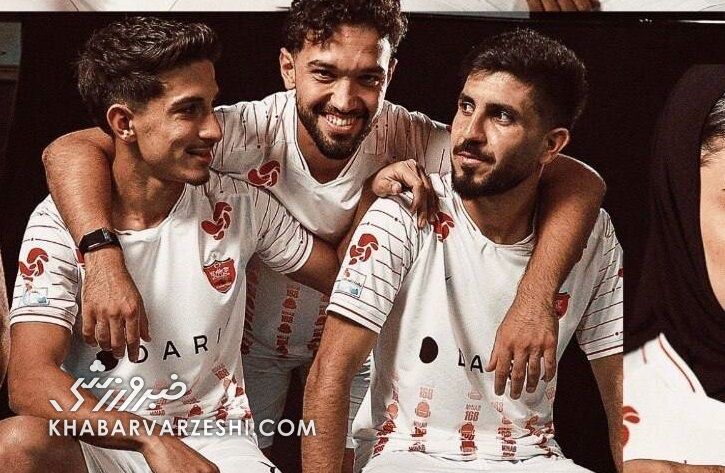 پرسپولیس از کیت دوم خود با حضور بازیکنان رونمایی کرد / پرسپولیس , کیت دوم , رونمایی , فوتبال , باشگاه پرسپولیس