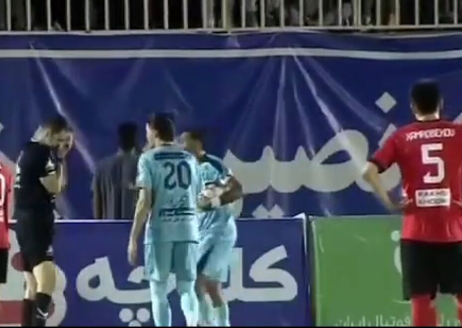 اعتراض هواداران چادرملو به قضاوت بیژن حیدری مقابل تراکتور / چادرملو , تراکتور , بیژن حیدری , اعتراض هواداران , داوری