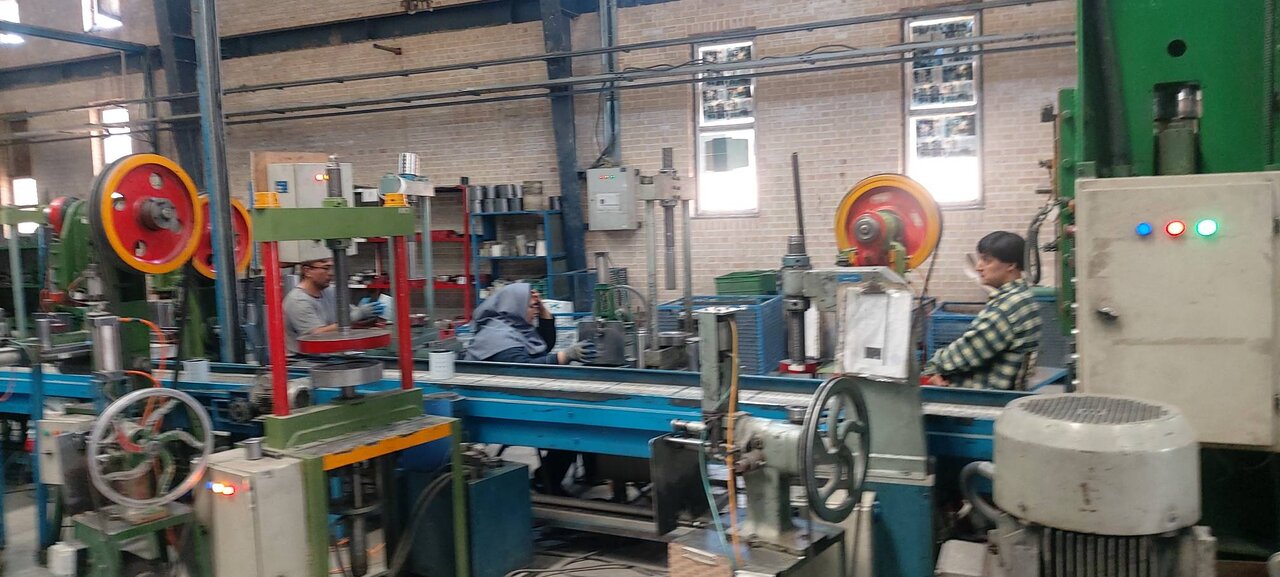 صنایع کوچک در هفته حمایت زیر فشار چالشهای اقتصادی / صنایع کوچک , حمایت از صنایع , مشکلات تولید , تأمین مواد اولیه , نقدینگی