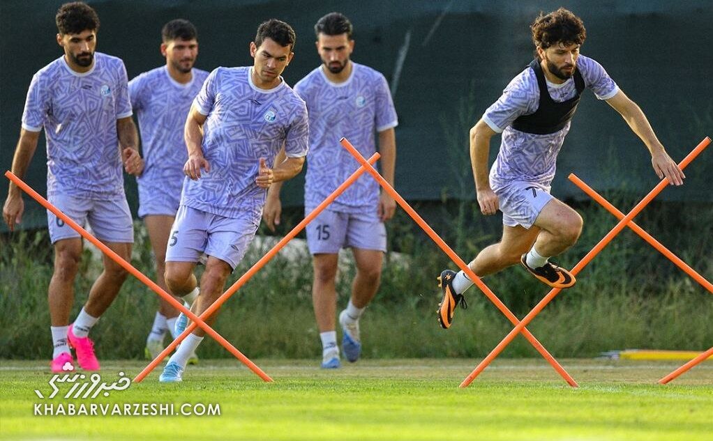 استقلال با توپ راگبی؛ چالشی جدید برای افزایش چابکی و سرعت تصمیمگیری بازیکنان / استقلال , تمرین استقلال , توپ راگبی , چابکی بازیکنان , سرعت تصمیمگیری