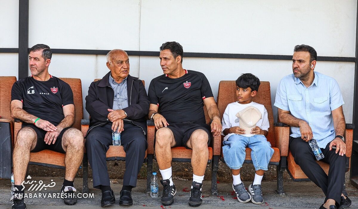 حضور پیشکسوتان پرسپولیس در اردوی سرخپوشان برای افزایش روحیه مقابل ملوان / پرسپولیس , ملوان , پیشکسوتان پرسپولیس , ناصر ابراهیمی , اردوی پرسپولیس