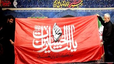اهتزاز بزرگترین پرچم خونخواهی امام شهید در بینالحرمینِ کربلای معلی