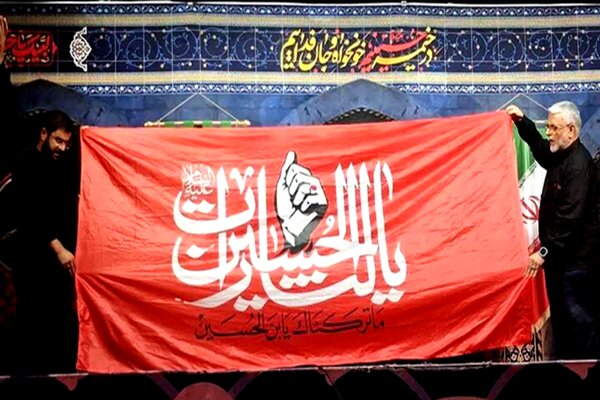 اهتزاز بزرگترین پرچم خونخواهی امام شهید در بینالحرمینِ کربلای معلی