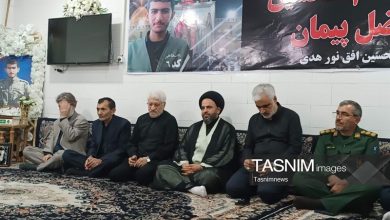 تکریم خانواده شهیدان تقوی و پیمان توسط حاج صادق آهنگران در چرام / اخبار کهگیلویه و بویراحمد - اخبار استانها