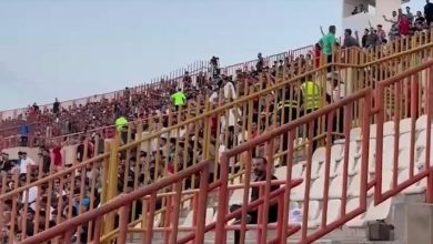 تشویق علی دایی توسط هواداران پرسپولیس در حاشیه بازی با شمس آذر / علی دایی , پرسپولیس , شمس آذر , لیگ برتر , هواداران
