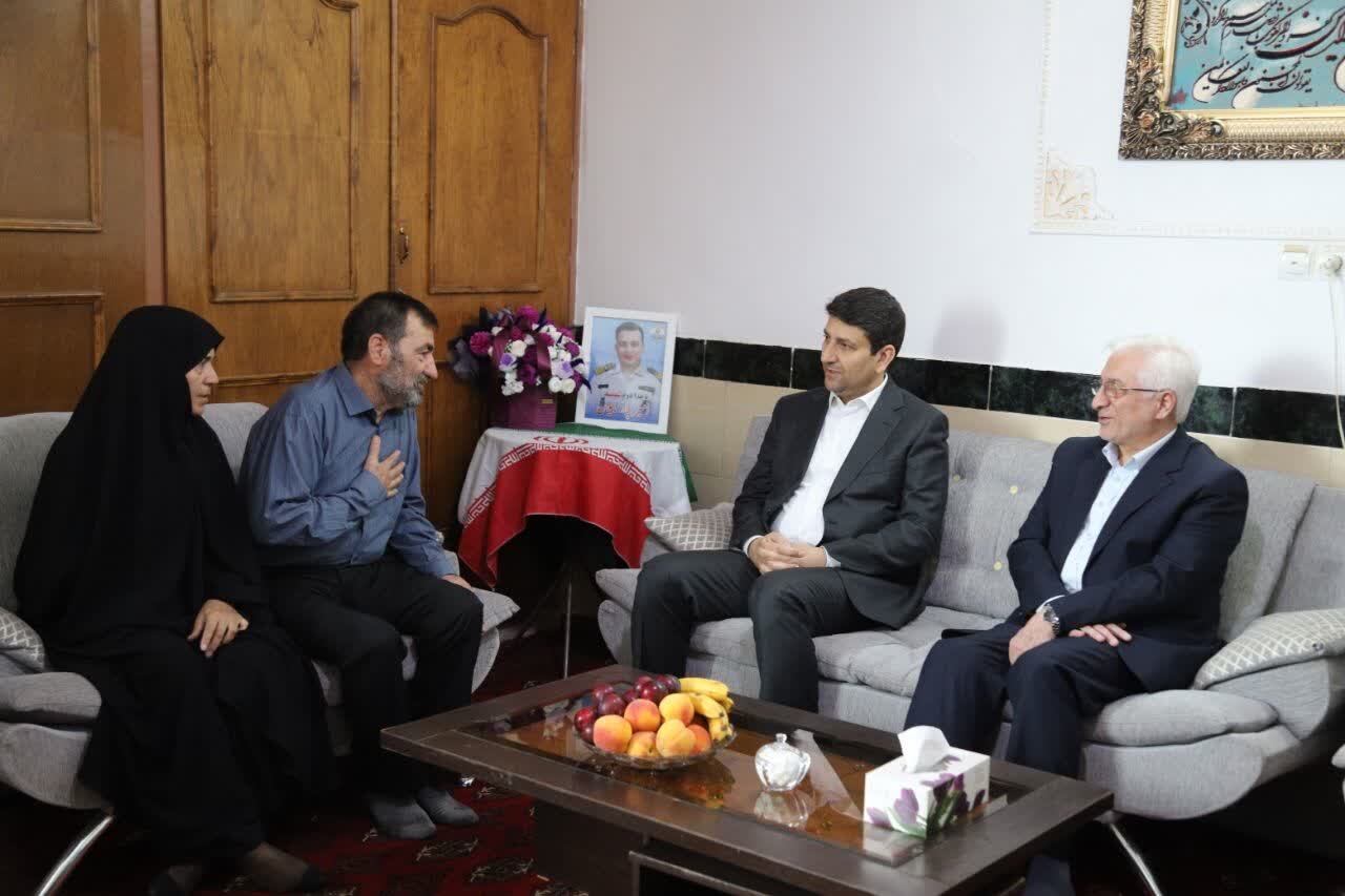 دیدار وزیر ارتباطات با خانواده شهید مایوان در بجنورد / وزیر ارتباطات , شهید , خانواده شهید , بجنورد , امیر بهادر مایوان