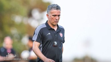 اعتراض علیرضا محمد به بلندی چمن ورزشگاه سردار آزادگان پیش از دیدار پرسپولیس / علیرضا محمد , پرسپولیس , شمس آذر , ورزشگاه سردار آزادگان , فوتبال