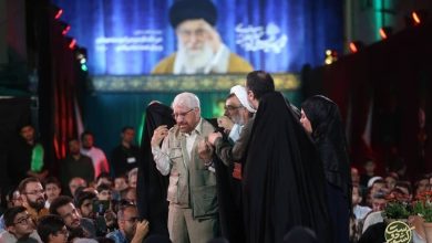اهدای عبای رهبر شهید انقلاب به حاج صادق آهنگران توسط خسروپناه / اخبار سیاسی روز , اخبار حوزه علمیه و دانشگاه