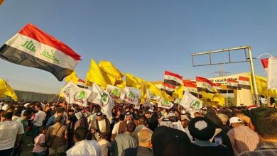 تجمع گسترده عراقیها مقابل فرودگاه نجف در محکومیت توقف پروازهای ایران